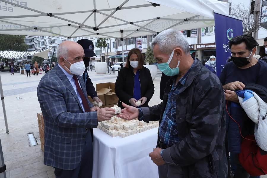 BÜYÜKŞEHİR VATANDAŞLARA KANDİL ŞEKERİ VE ŞERBET İKRAM ETTİ